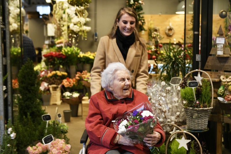 Lise en mevrouw Dekker in een bloemenzaak