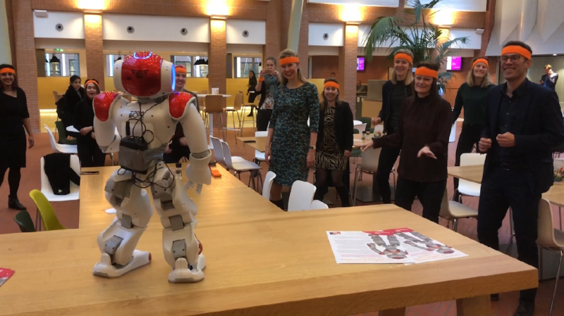 groep mensen danst met robot