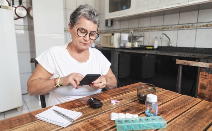 Vrouw gebruikt thuis medicijnen app