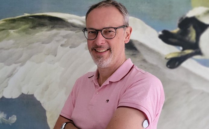 Portret van Ivo Ritmeijer met sensor op zijn bovenarm