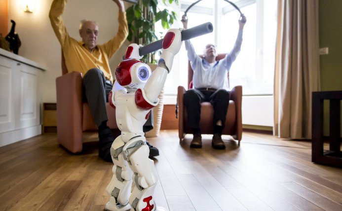 Robot sport les met twee oudere mannen