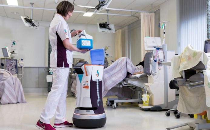 Verpleegster bij de dialyse-afdeling van het Albert Schweizer ziekenhuis met de bloedrobot Robin.