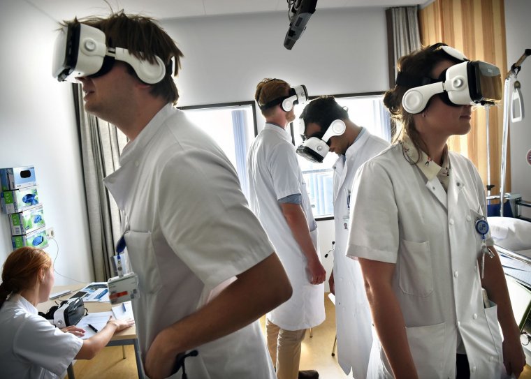 Studenten in de zorg dragen VR-brillen.