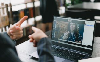 twee mensen communiceren in gebarentaal via laptop