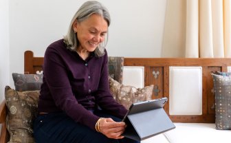 Vrouw kijkt op tablet om te beeldbellen