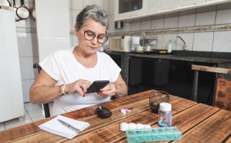 Vrouw gebruikt thuis medicijnen app