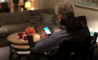 Een patiënt met ALS gebruikt de app van ALS Thuismeten & Coachen