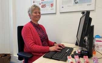Verpleegkundig consulent Anja Bijlsma zit achter de computer