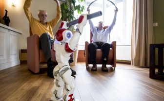Robot sport les met twee oudere mannen