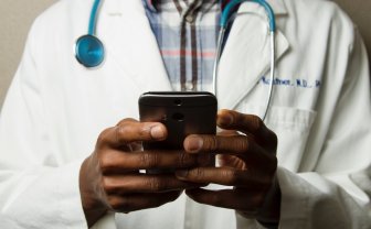 dokter houdt smartphone vast