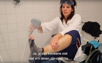Vlogger Joyce test de antislipsokken in douche en zwembad.