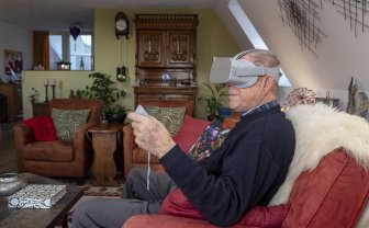 oudere man met VR-bril