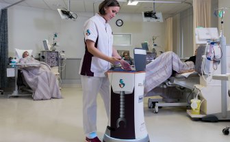 Zorgverlener in ziekenhuis met zorgrobot