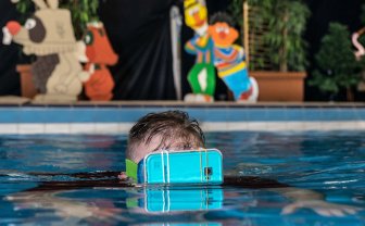 Zwemmen met een smartphone voor je ogen om een virtuele wereld te maken.
