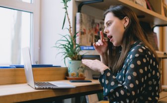 Vrouw videobelt met doven app via laptop