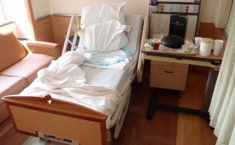 Gebruikt ziekenhuisbed is leeg nadat patient met verwijshulp naar verpleeghuis bed kon.