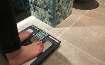 voeten op een slimme weegschaal in de badkamer