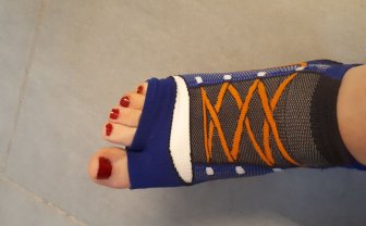 Voorbeeld van voet met anti-slipsokken, zwemsokken aan