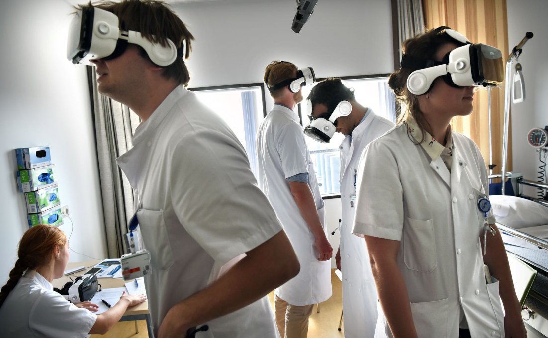 Studenten in de zorg dragen VR-brillen.