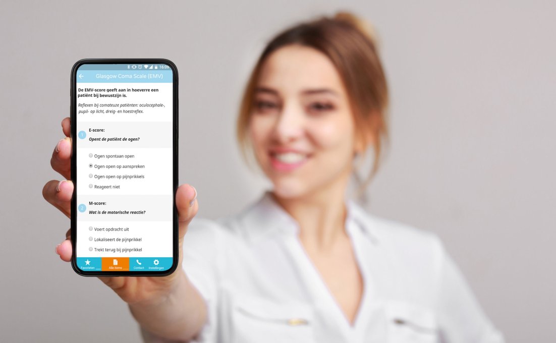 Zuster houdt smartphone vast met zakkaartjes app
