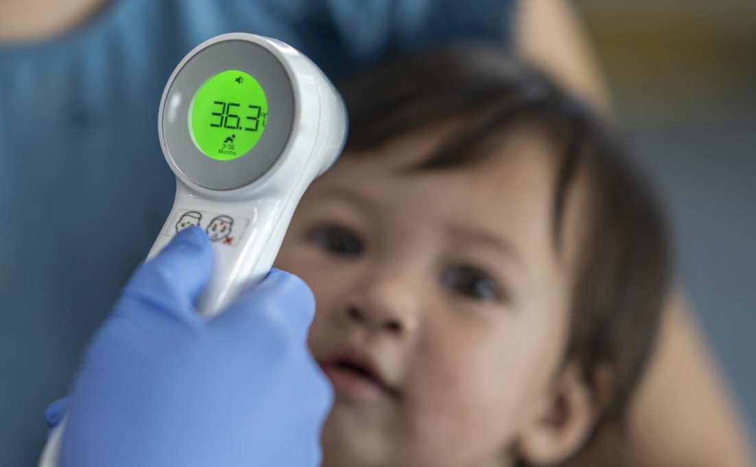 Temperatuur van baby wordt gemeten met voorhoofdthermometer