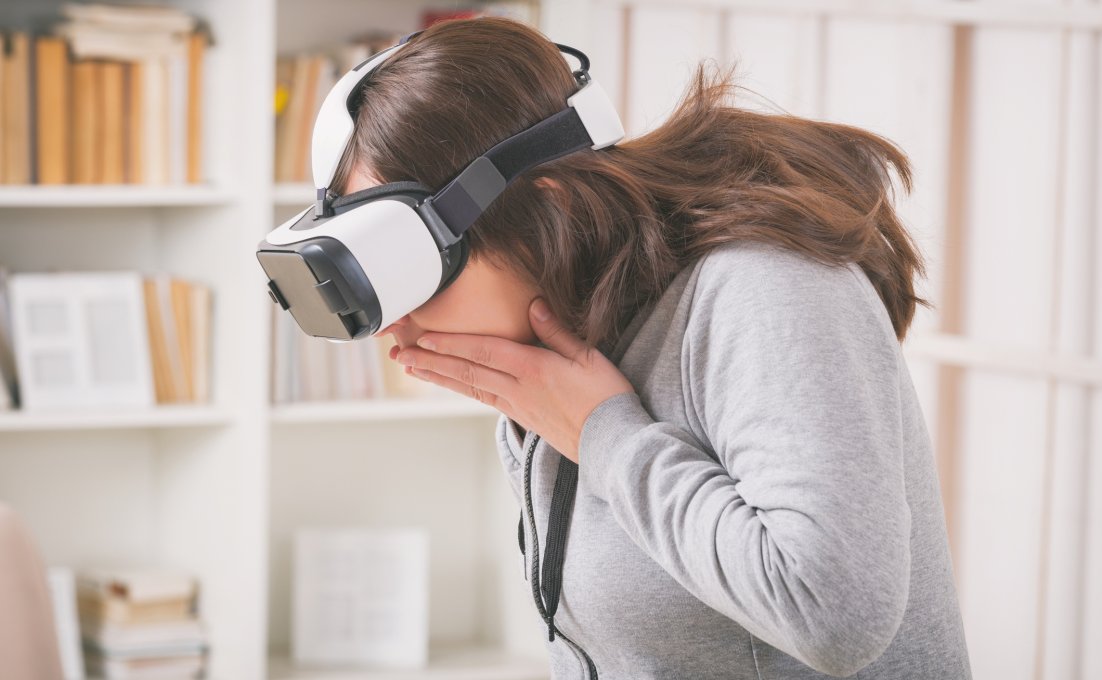 Vrouw met VR bril op schrikt van iets dat ze ziet