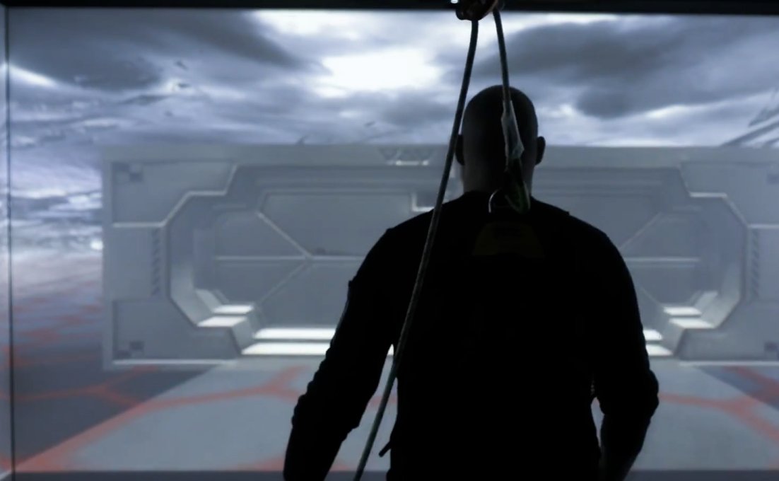 Man staat voor een scherm met virtuele beelden die hem aan zijn trauma herinneren