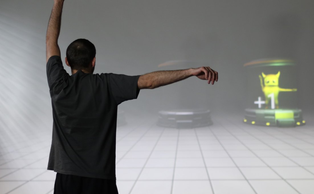 Man staat voor scherm met virtuele oefening
