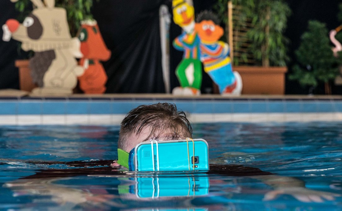jongen met vr-bril op in zwembad