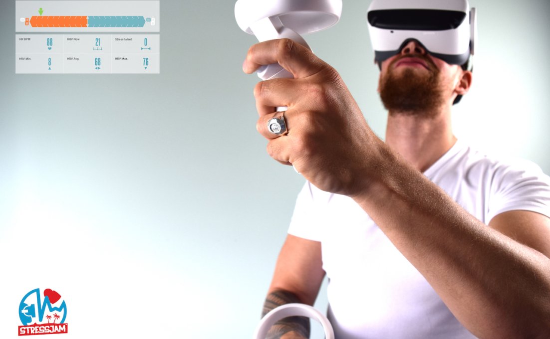 Een man leert via van de Stressjam virtual reality bril met stress omgaan