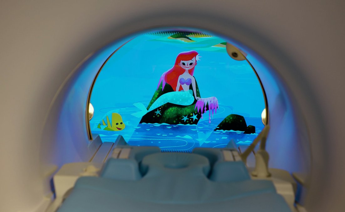 De binnenkant van een scan is kindvriendelijker gemaakt met een visuele weergave van de Kleine Zeemeermin
