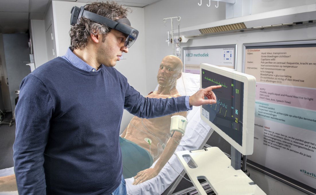 Een man behandelt een virtuele patiënt in een levensechte situatie met TrueSim